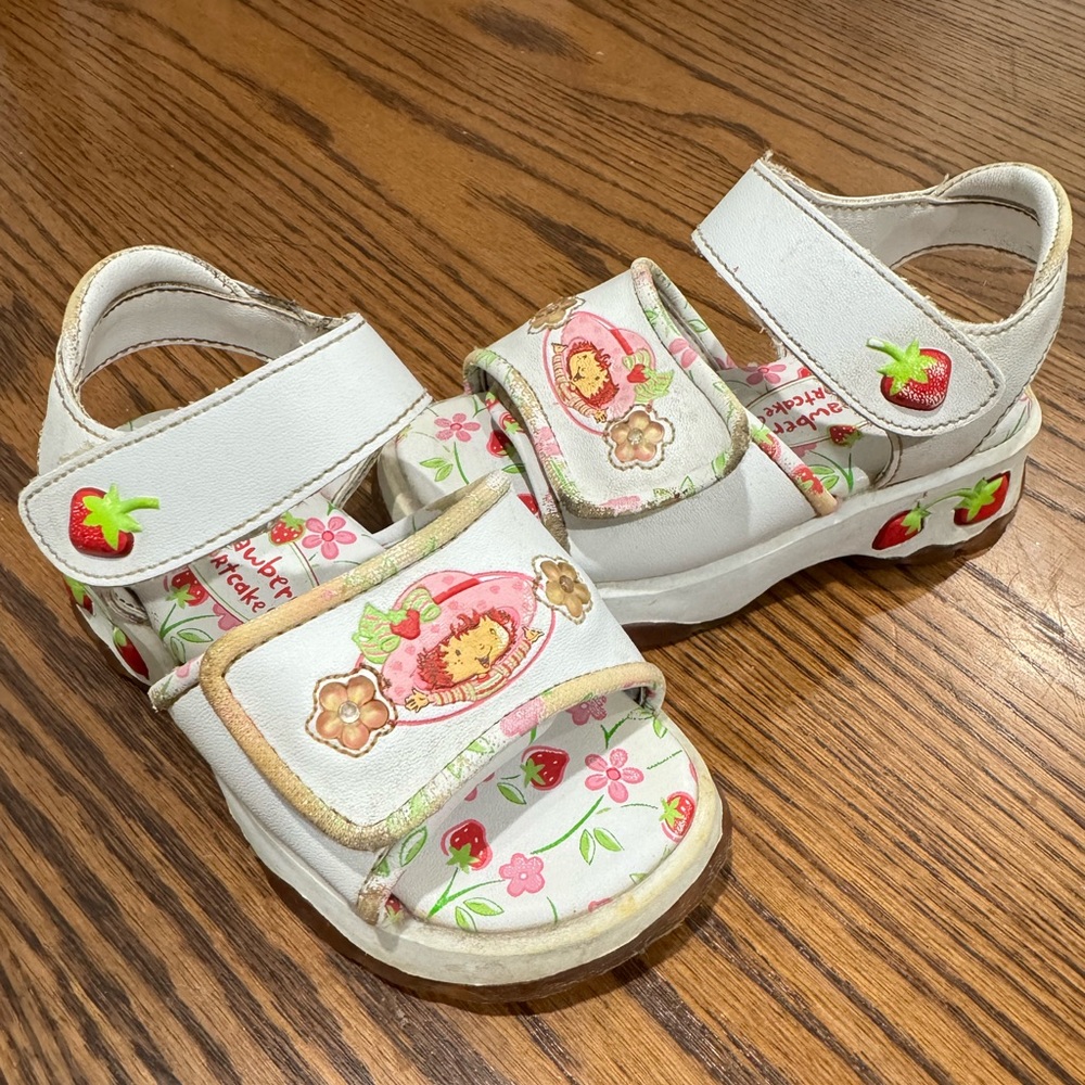 vintage starberry shortcake sandals